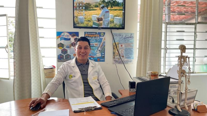 Bryan Navarrete en el consultorio de ABEJAS Centro Mundo del Ecuador
