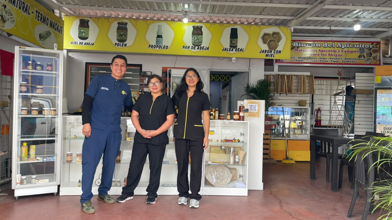 Equipo de trabajo de Abejas Centro Mundo del Ecuador en el local