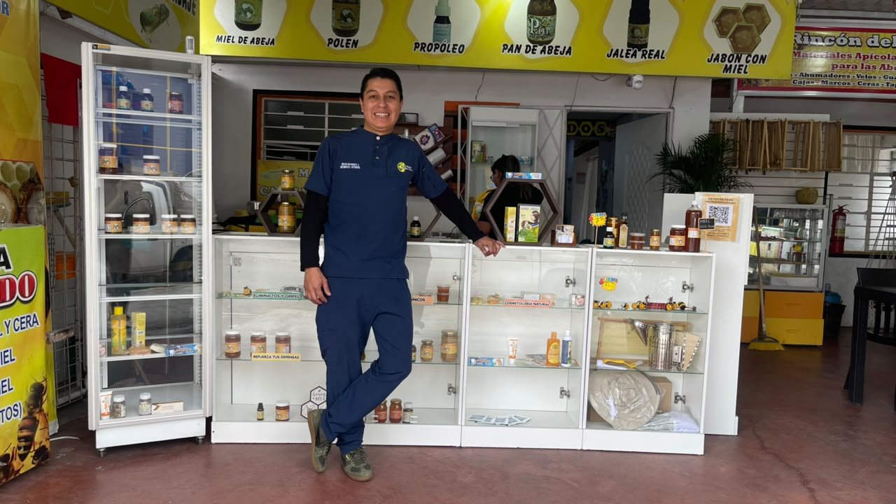 Integrante del equipo en el área de productos apícolas