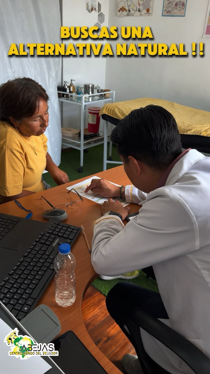 Valoración y revisión de la ficha de una paciente en el consultorio